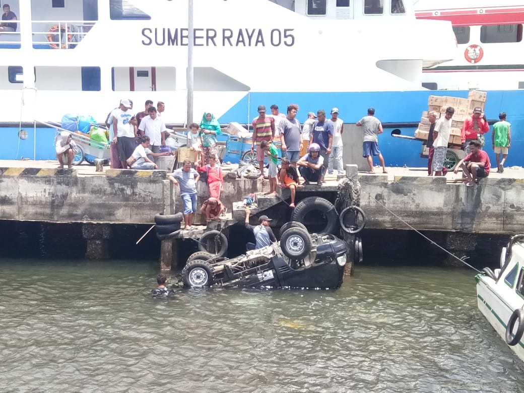 Hilang Keseimbangan Mobil Pic Up Terjun Bebas Ke Dalam Laut Satu Buah