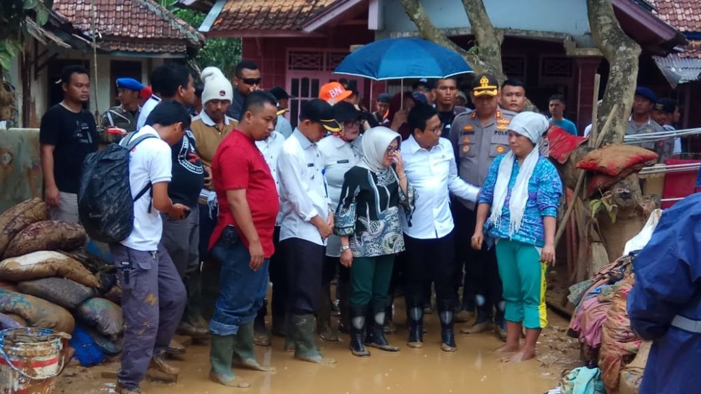 Kapolres Lebak Dampingi Menteri Desa, PDT dan Transmigrasi Meninjau Lokasi Bencana Banjir.