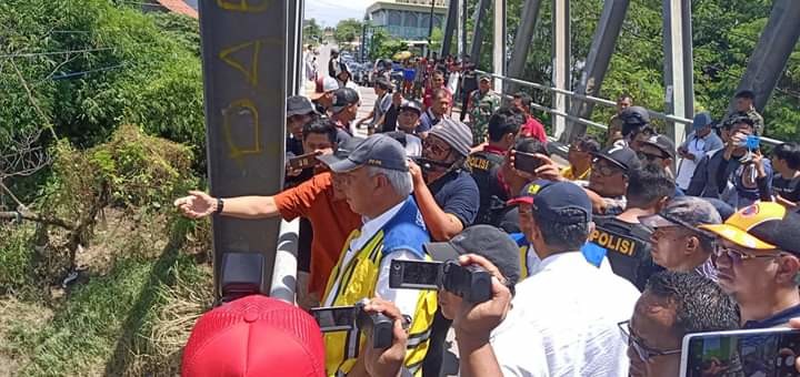 Menteri Pekerjaan Umum Dan Perumahan Rakyat Tinjau Korban Banjir Di Brebes