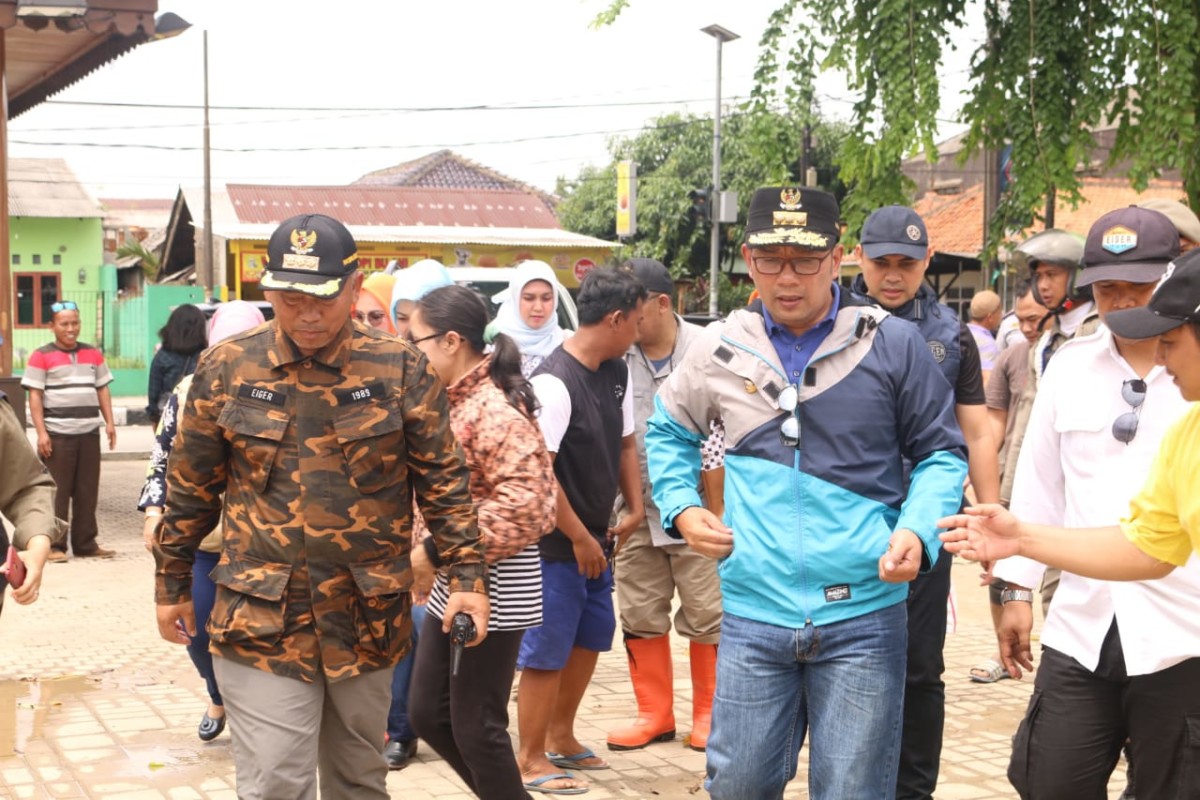 Walikota Bekasi Dampingi Gubernur Jabar Tinjau Lokasi Banjir