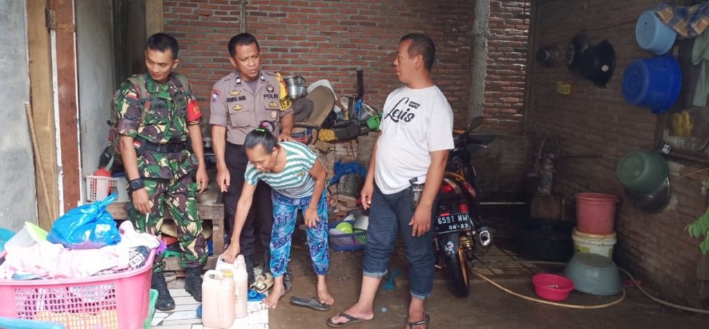 Bhabinkamtibmas Polres Gowa Amankan Minuman Keras Jenis Ballo Di Rumah Warga