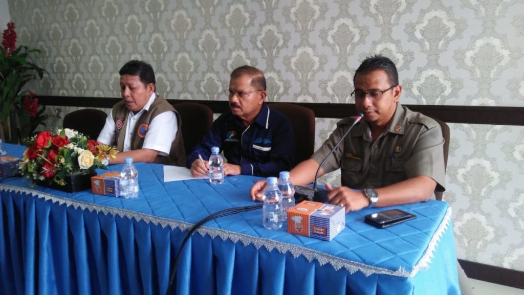 Bupati Padang Pariaman Ali Mukhni (tengah) sedang memberi keterangan tentang lelang jembatan sikabu didampingi kepala BPBD budi Mulia dan BNPB Pusat