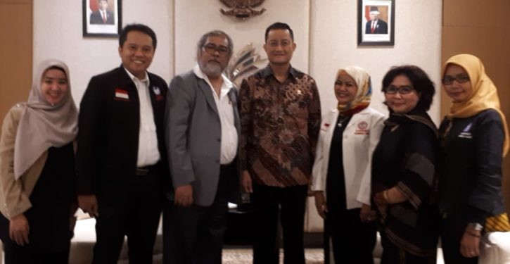 Dewan Komisioner KOMNAS Perlindungan Anak bersama Menteri Sosial Republik Indonesia Juliari Batubara.