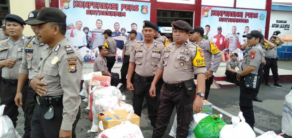 Kapolres Gowa Ikut Aksi Penggalangan Bantuan Dana Di Polres Gowa