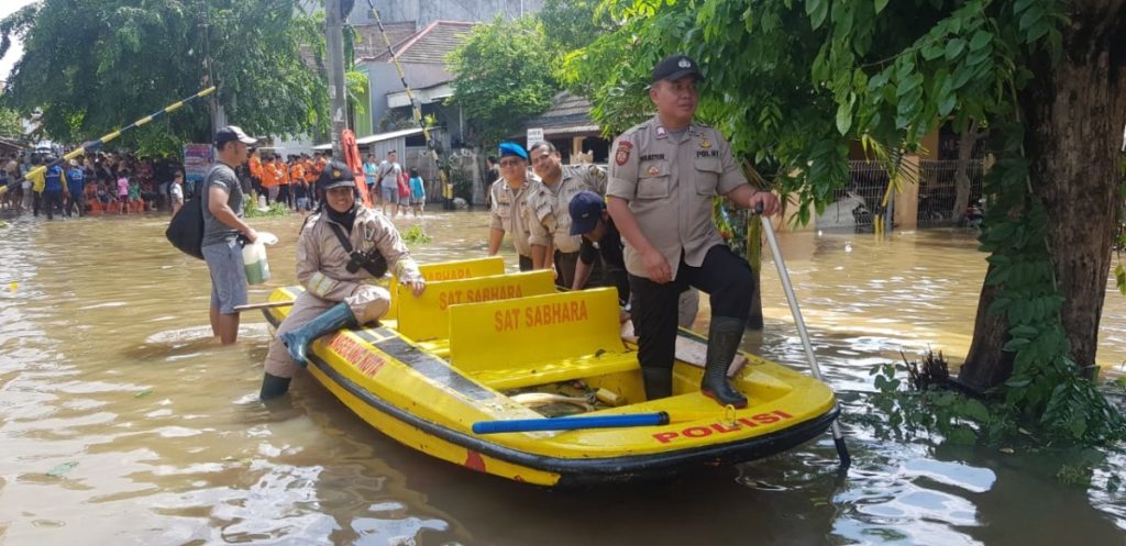 Kapolsek Karawaci Kompol Yulies Andri Pratiwi S.I.K Pimpin Pertolongan Terhadap Korban Banjir Wilayah Karawaci