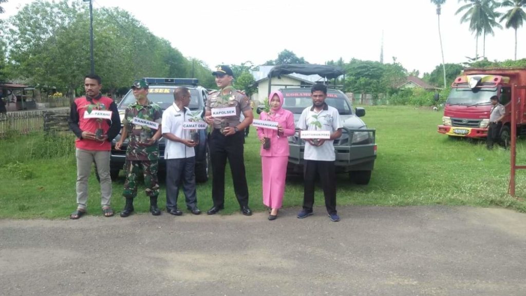 Kapolsek Oba bersama Danramil dan Pemerintah Kecamatan aksi Tanam pohon