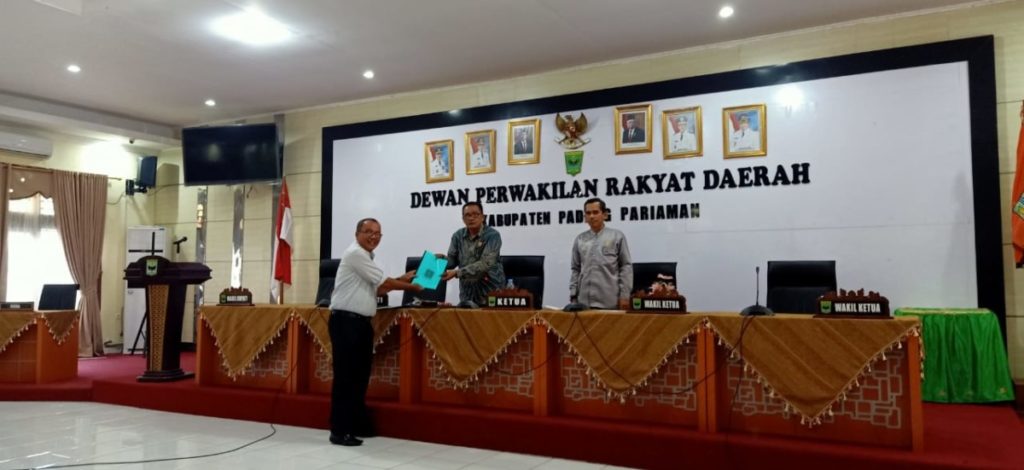 Yusri mewakili salah satu Fraksi tengah memberikan surat Hak Interpelasi Kepada Ketua DPRD Kabupaten Padang Pariaman, Arwinsyah didampingi Wakil Ketua, Risdianto di Ruang Sidang DPRD